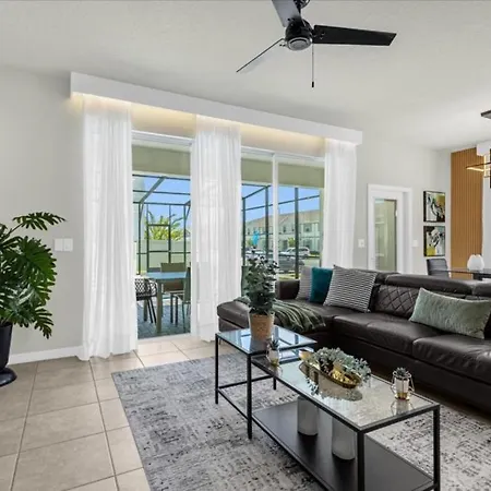 5 Bedrooms- 4,5 Bathrooms- Windsor Island 160 Jw
